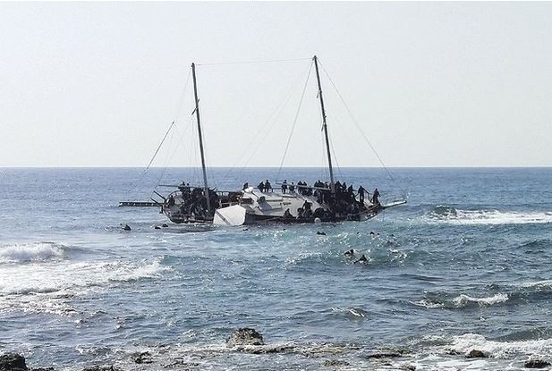 Un barco de madera con docenas de inmigrantes naufragó este lunes, en la costa de la isla griega de Rhodes. Foto Reuters