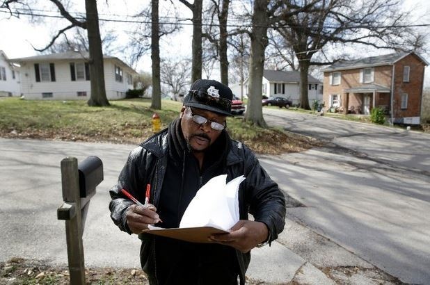 Un voluntario de la 'organización por la lucha negra' realiza un recorrido en un barrio de Ferguson. Foto Ap