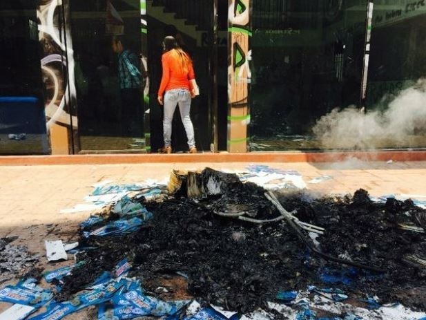 Contingentes de la Ceteg y del Movimiento Popular de Guerrero saquearon las oficinas del PAN en Chilpancingo y le prendieron fuego a la propaganda, la víspera. Foto: La Jornada