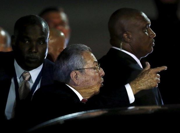 El presidente cubano Raúl Castro, a su arribo ayer a la ciudad de Panamá. Foto Reuters