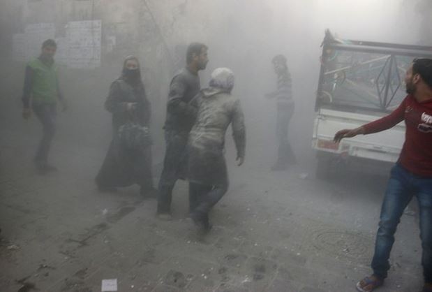 Civiles escapan de un sitio donde habría sido lanzada una bomba de barril, por parte de fuerzas leales al presidente Bashar Assad, en Alepo. Foto Reuters