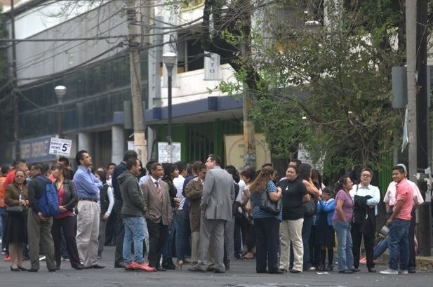 Empleados salieron de sus lugares de trabajo por el sismo que se sintió el pasado 20 de marzo en la ciudad de México. Foto: La Jornada