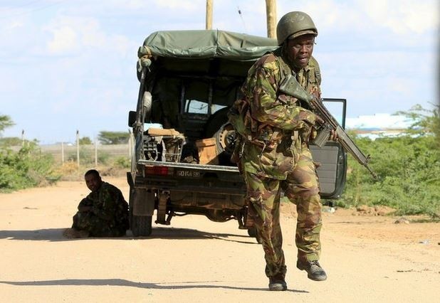 Un soldado keniano corre para proteger el perímetro del campus de la Universidad de Garissa. Foto Reuters