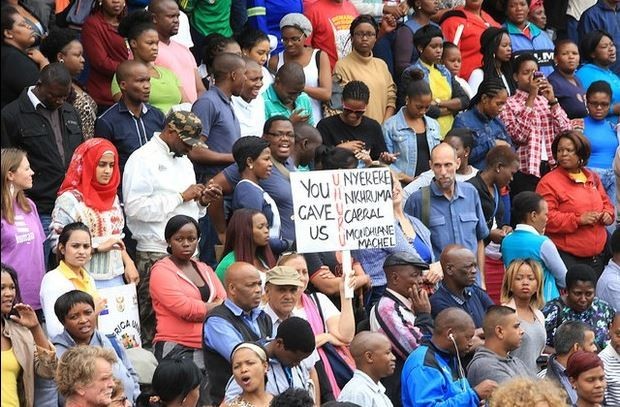 A la manifestación concurrieron personas de todas las clases sociales, tanto blancos como afrodescendientes, portando carteles con lemas como 