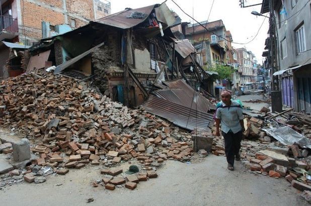 Escombros de edificios que se derrumbaron por el sismo de 7.8 grados en Katmandú. Foto Xinhua