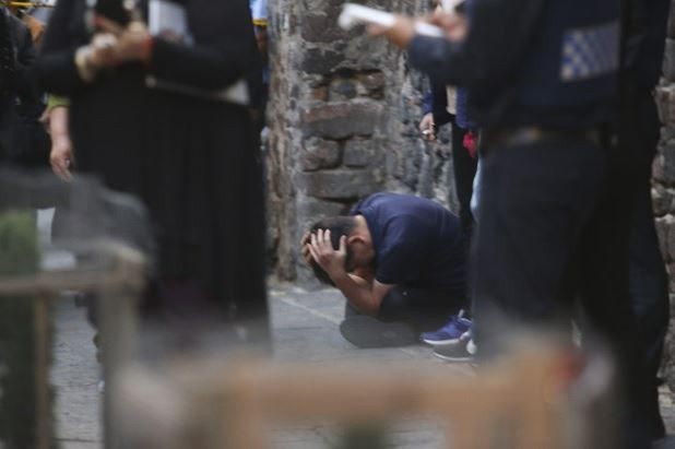 Policías capitalinos investigan el asesinato de una mujer en la calle de Nicaragua, en el Centro Histórico, el primero de abril pasado. Foto Cuartoscuro