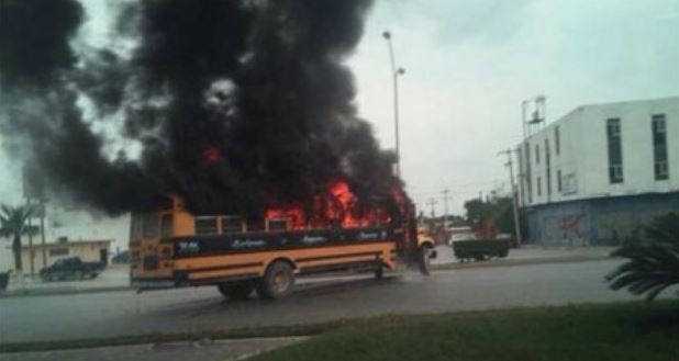 En imagen de archivo, la detención de 'El Gafe', un jefe de plaza del cártel del Golfo, provocó que hombres armados 'tomaran' e incendiaran camiones de pasajeros para bloquear calles del centro de Reynosa. Foto tomada de Twitter