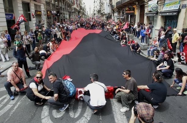 Manifestantes de la Confederación General de Trabajo, durante las manifestaciones por el Día del Trabajo en Valencia, España. Foto Reuters