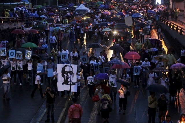 Miles de salvadoreños y extranjeros comenzaron a encontrarse este sábado en la plaza El Salvador del Mundo para participar en la beatificación del arzbispo Óscar Arnulfo Romero. Foto Reuters