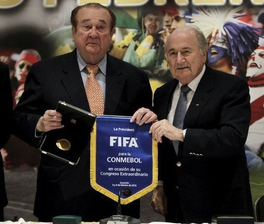 El presidente de la FIFA, Joseph Blatter, y el titular de la Commebol, Nicolás Leoz, en imagen de archivo. Foto Reuters