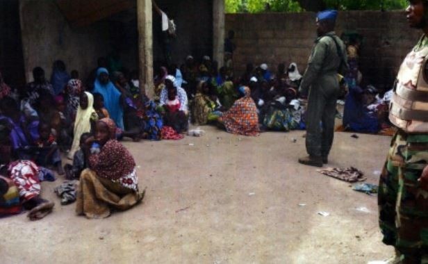Soldados nigerianos, junto a mujeres y niños rescatados el 30 de abril pasado, en Sambisa. Foto Ap