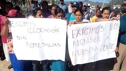 Continúan ejidatarios con el bloqueo de caminos en la comunidad de Matamoros, en el municipio Melchor Ocampo ■ FOTO: CORTESÍA