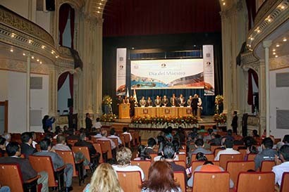 Imagen de la ceremonia, realizada en el marco del Día del Maestro Universitario ■ FOTO: LA JORNADA ZACATECAS