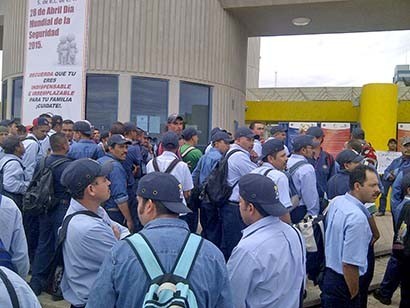 Empleados en activo de la planta se reunieron en la entrada de las instalaciones para expresar su desacuerdo ■ foto: CORTESÍA