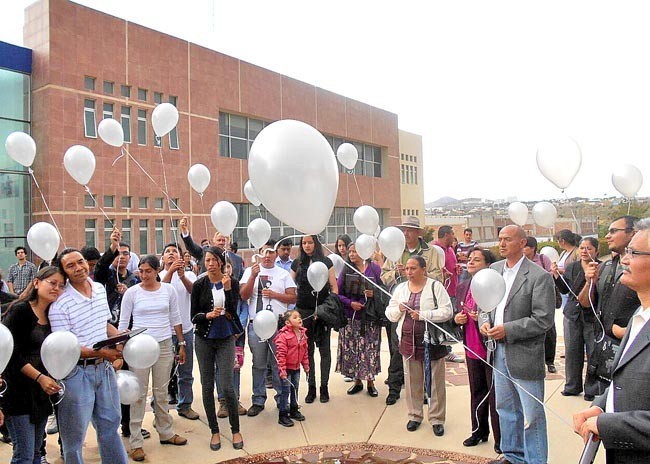 En la explanada del plantel soltaron globos en recuerdo de los alumnos