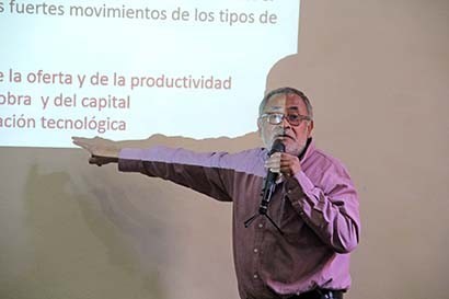 Germán Sánchez Daza presentó la conferencia Crisis y tecnología en América Latina ■ FOTO: ERNESTO MORENO