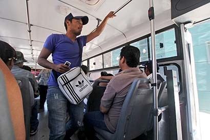 La falta de este apoyo afecta a alumnos becarios, procedentes de municipios, entre otros, exponen Lino Escobedo ■ foto: La Jornada Zacatecas
