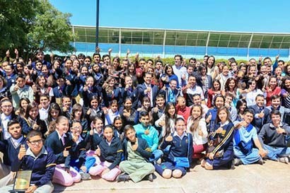 El gobernador Miguel Alonso convivió con alumnos de diversos planteles educativos ■ foto: La Jornada Zacatecas