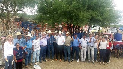 El candidato del PRD-PT, Antonio Mejía, dialogó con campesinos y ganaderos de la región de Jalpa ■ FOTO: LA JORNADA ZACATECAS