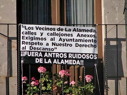 Mediante mantas, los colonos rechazan la instalación de bares ■ foto: La Jornada Zacatecas
