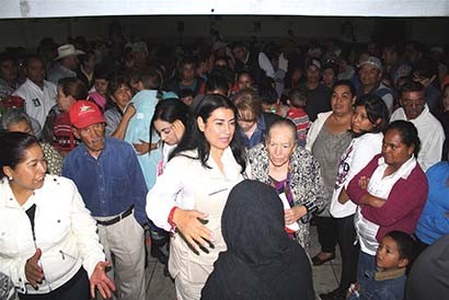 La candidata tricolor estuvo en un acto público en Loreto, este miércoles ■ FOTO: LA JORNADA ZACATECAS
