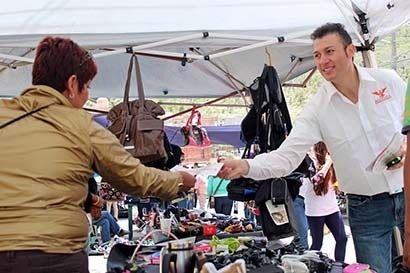 El abanderado de Movimiento Ciudadano por el Distrito 3, durante su diálogo con locatarios ■ FOTO: LA JORNADA ZACATECAS