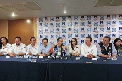 Gustavo Madero, líder de Acción Nacional, ofreció conferencia de prensa acompañado de los candidatos a diputado federal y dirigentes estatales ■ FOTO: ERNESTO MORENO