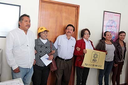 Militantes del Sol Azteca en las instalaciones del Instituto Nacional Electoral en Zacatecas ■ FOTO: ERNESTO MORENO