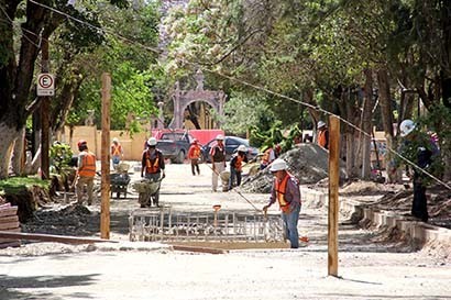 Trabajos de remodelación en la alameda Trinidad García de la Cadena, en la capital zacatecana ■ FOTO: ANDRÉS SÁNCHEZ