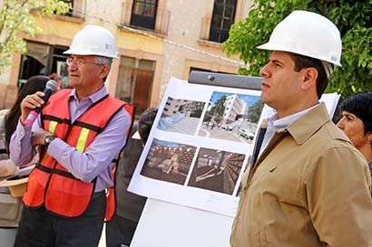 Este lunes el Ejecutivo estatal supervisó los trabajos de remodelación en la Alameda ■ FOTO: ANDRÉS SÁNCHEZ