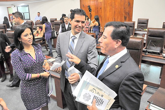 Rafael Flores Mendoza (centro), durante los trabajos de sesión legislativa de este jueves ■ FOTO: LA JORNADA ZACATECAS
