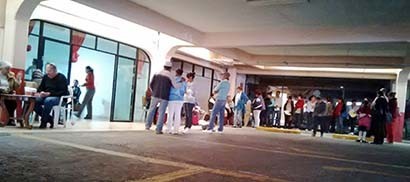 Gente de varias colonias populares acude a este local para recibir el beneficio, según testigos ■ foto: La Jornada Zacatecas