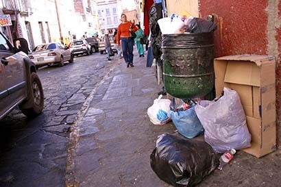 Los depósitos de basura colocados en el Centro Histórico deben usarse sólo para tirar basura pequeña ■ FOTO: LA JORNADA ZACATECAS