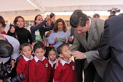 El gobernador inició las actividades con la aplicación de vacunas contra la poliomielitis ■ FOTO: ERNESTO MORENO