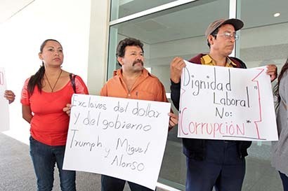Este lunes, un grupo de ex trabajadores acudió a Ciudad Administrativa para manifestarse por la violación por parte de la empresa a un acuerdo efectuado en marzo ■ FOTO: ERNESTO MORENO