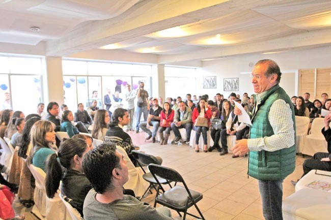 Pedro de León Mojarro tuvo oportunidad de dialogar con estudiantes de varios planteles ■ FOTO: ERNESTO MORENO