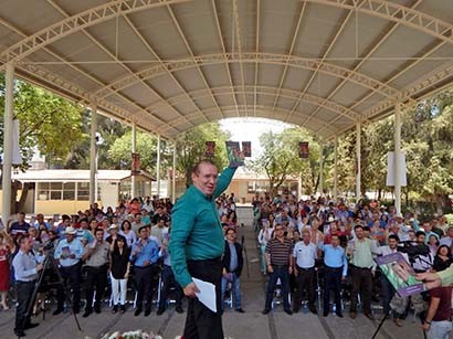 Pedro de León tuvo la oportunidad de conversar con jóvenes, empresarios y campesinos de la región ■ foto: La Jornada Zacatecas