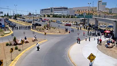 Granaderos tanto de la Policía Estatal Preventiva como de la Metropolitana impidieron el paso a barzonistas, quienes intentaban ingresar a Ciudad Administrativa ■ foto: raquel ollaquindia