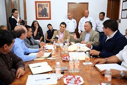 El alcalde Carlos Peña, en reciente reunión de trabajo ■ FOTO: LA JORNADA ZACATECAS