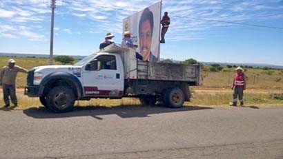 Señaló Gilberto Zamora que trabajadores de Sinfra retiraron su propaganda electoral en Pánfilo Natera ■ FOTO: RAQUEL OLLAQUINDIA