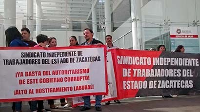 Incongruente, que trabajadores del Seguro Popular no cuenten con seguridad social, señalan manifestantes ■ FOTO: RAFAEL DE SANTIAGO