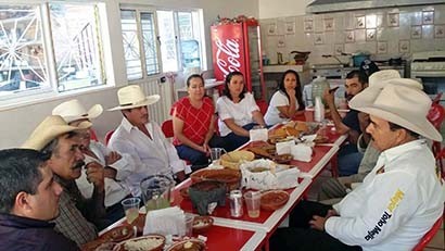 El abanderado de la alianza PRD-PT, en su reunión con profesores ■ foto: La Jornada Zacatecas