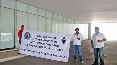 Los empleados inconformes desplegaron mantas con mensajes ■ foto: Martín catalán lerma