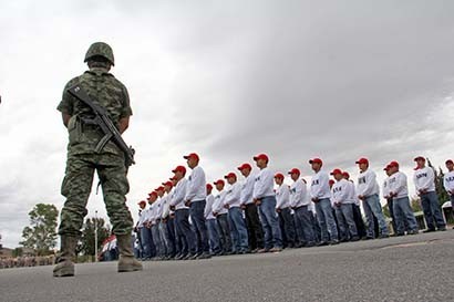 Jóvenes de la clase 1996, anticipados y remisos, así como mujeres voluntarias, concluyeron su servicio militar