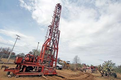 Según información de Conagua la extracción de agua subterránea presenta problemas por la escasa recarga de los acuíferos estatales. Imagen de la extracción de un pozo de agua de la entidad ■ FOTO: LA JORNADA ZACATECAS