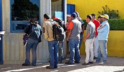 Un grupo de ex empleados de la cervecera se congregó la mañana de ayer en las puertas de la fábrica para exigir respuestas acerca de su situación ■ FOTO: MIGUEL ÁNGEL NÚÑEZ