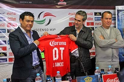 De izquierda a derecha, Joel Sánchez, Jesús Martínez y Efraín Flores ■ fotos: césar a. gonzález