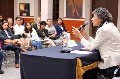 Marta Torres, en uso de la voz, participó en el primer Coloquio de Investigaciones sobre Mujeres y Perspectiva de Género, organizado por la UAZ ■ FOTO: ANDRÉS SÁNCHEZ