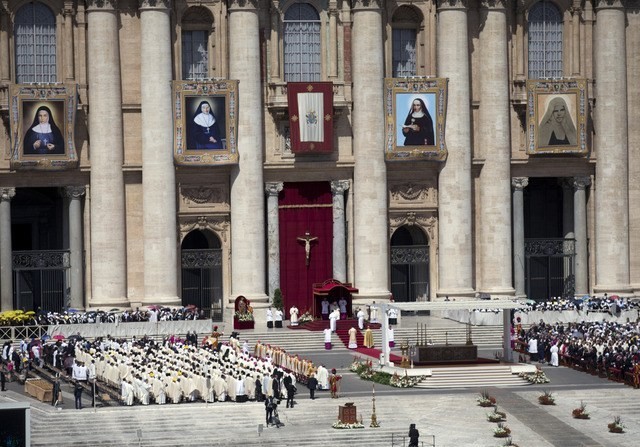 La mañana de este domingo el Papa Francisco canonizó a dos monjas palestinas en la Plaza de San Pedro. Foto AP