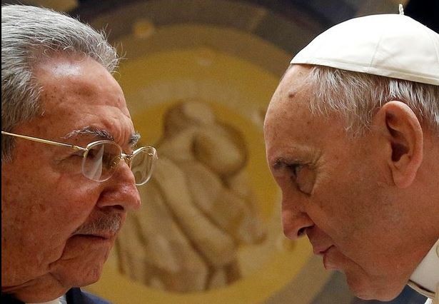 El papa Francisco y el presidente cubano Raúl Castro sostuvieron un encuentro privado en El Vaticano. Foto: AP